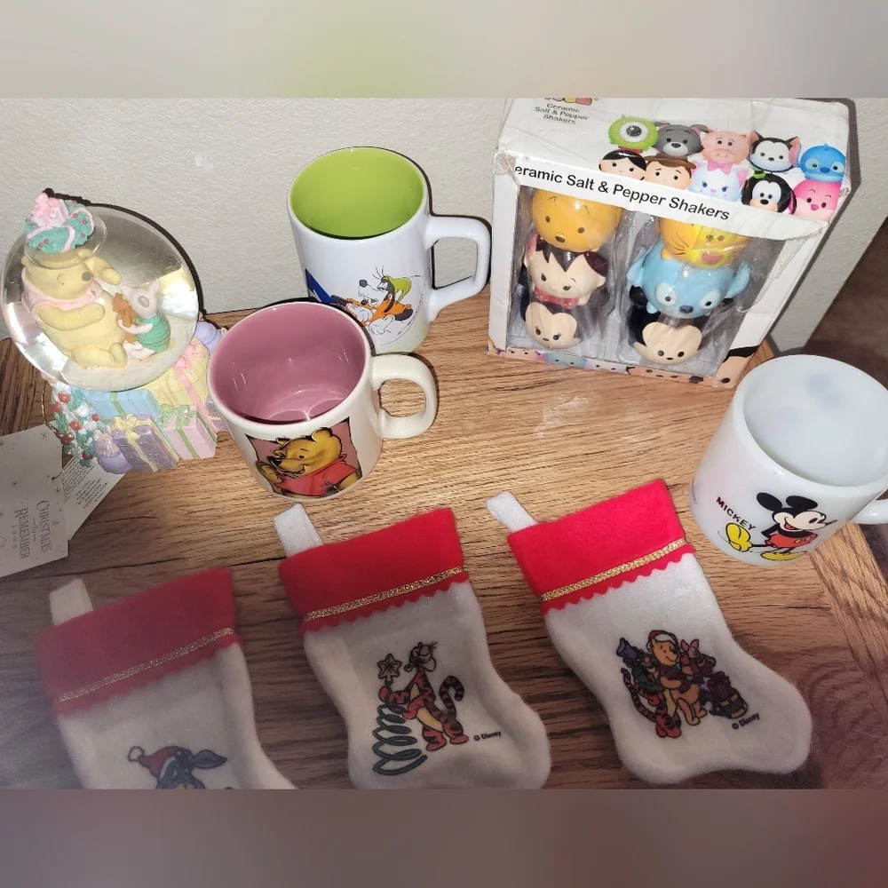 Disney Lot, 3 Coffee/Tea Mug Winnie the Pooh Snow Globe,3 Stockings, S&P Shakers - Picture 2 of 6